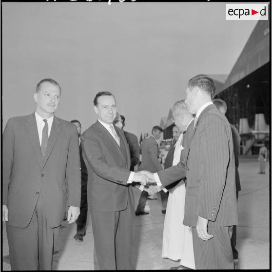 Michel Debré, Premier ministre, à son arrivée à l'escale militaire de Maison-Blanche.