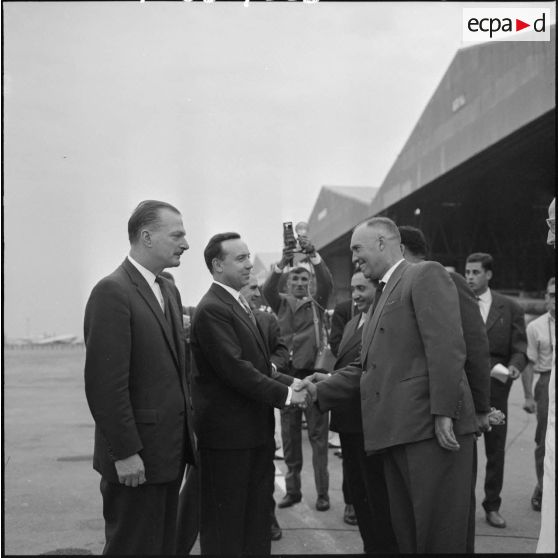 Michel Debré, Premier ministre, à son arrivée à l'escale militaire de Maison-Blanche.