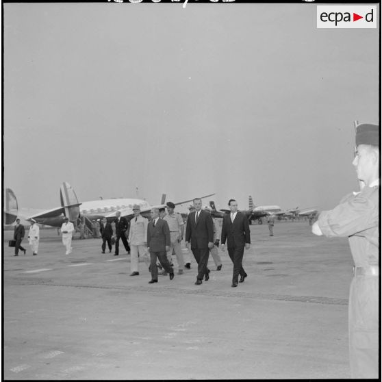 Michel Debré, Premier ministre, passe en revue les détachements de la Marine, de l'Aviation et de l'armée de Terre, venus lui présenter les honneurs à l'escale militaire de Maison-Blanche.