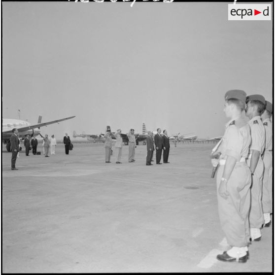 Sur l'escale militaire de Maison-Blanche, le Premier ministre Michel Debré salue le drapeau.