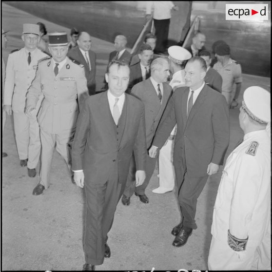 Le Premier ministre Michel Debré à sa descente d'avion à l'escale militaire de Maison-Blanche.