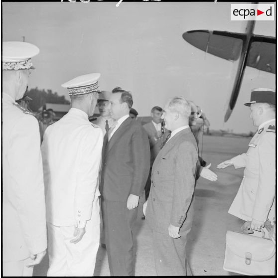 Le Premier ministre Michel Debré à sa descente d'avion à l'escale militaire de Maison-Blanche.