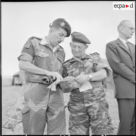 Le général Massu, commandant le corps d'Armée d'Alger, en conversation avec le général Gracieux, commandant de la 10e division parachutiste (10e DP).
