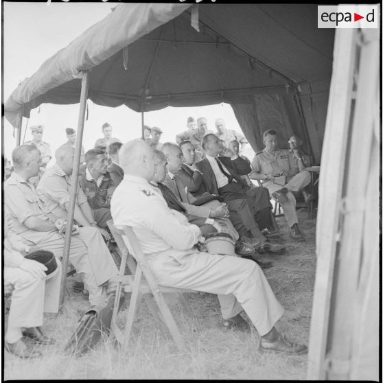Conférence sous une tente au poste de commandement (PC) Lama dans la forêt de l'Akfadou.
