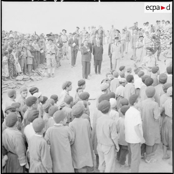 La population du village de Tikichourt, en Kabylie, s'est rassemblée pour saluer le Premier ministre Michel Debré et sa suite.