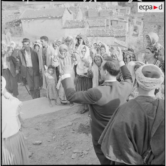Le Premier ministre Michel Debré termine son allocution à la population du village de Tikichourt, en faisant acclamer le nom du général de Gaulle.