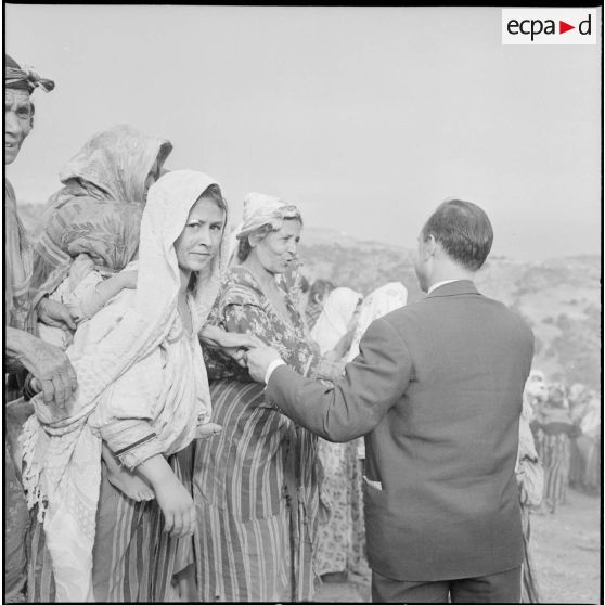 Le Premier ministre Michel Debré serre les mains des femmes du village de Tikichourt.