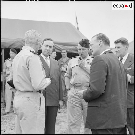 Au poste de commandement (PC) Lama, le général Faure présente l'opération en cours au Premier ministre Michel Debré, au délégué général Paul Delouvrier, et au général Challe.