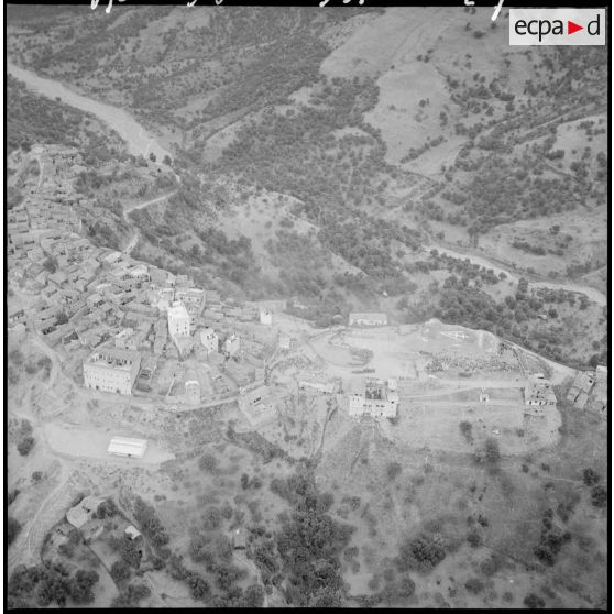 Vue aérienne du village de Tikichourt, situé dans la wilaya de Tizi Ouzou.