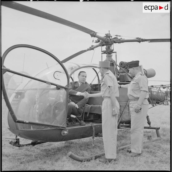 A bord d'un hélicoptère Alouette, le Premier ministre Michel Debré part en inspection.