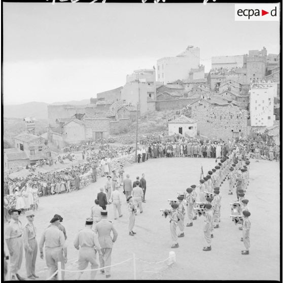 La population du village de Tikichourt s'est rassemblée pour recevoir le Premier ministre et sa suite.