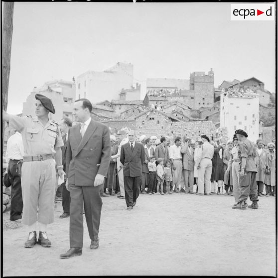 Le Premier ministre Michel Debré visite le village de Tikichourt, suivi par Mr Ingrand, secrétaire général aux Affaires Algériennes.