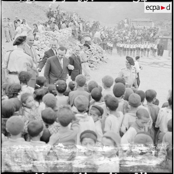 Le Premier ministre Michel Debré, le ministre des Armées Paul Guillaumat, et le délégué général Paul Delouvrier reçoivent un accueil chaleureux de la part des enfants du village de Tikichourt.
