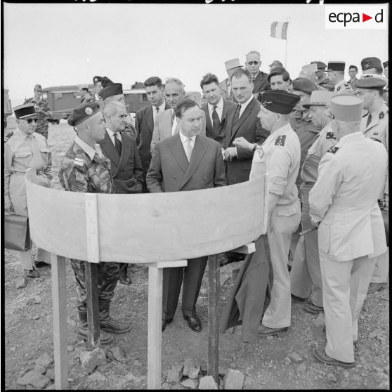 Le colonel Ceccaldi, commandant le poste de commandement (PC) Artois, fait au Premier ministre Michel Debré et à sa suite un exposé de l'opération devant une vue panoramique de la région.