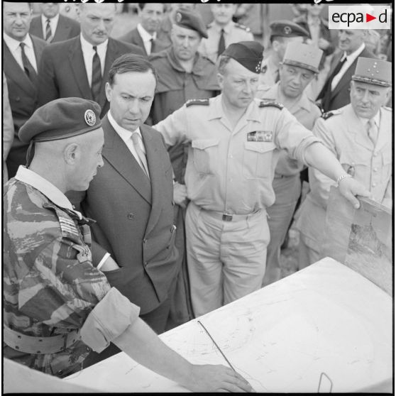 Le colonel Ceccaldi, commandant le poste de commandement (PC) Artois, fait au Premier ministre Michel Debré et à sa suite un exposé de l'opération devant une vue panoramique de la région.