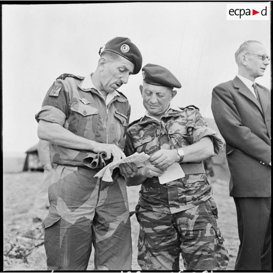 Le général Massu, commandant le corps d'Armée d'Alger, en conversation avec le général Gracieux, commandant de la 10e division parachutiste (10e DP).