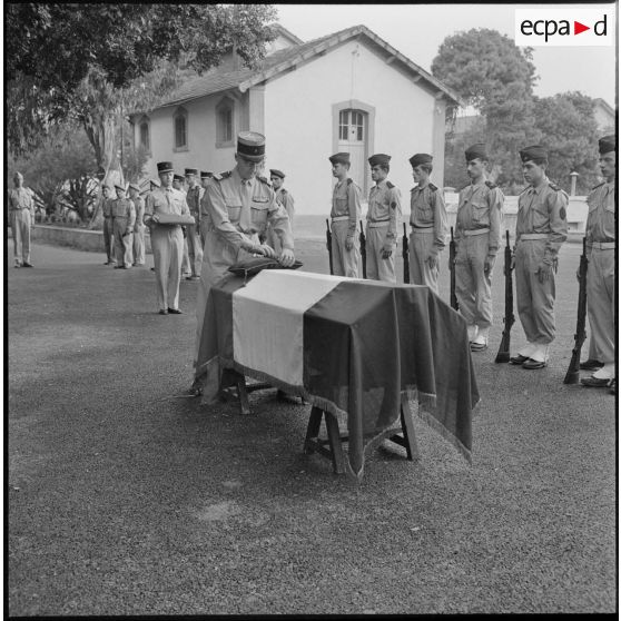 Obsèques à Alger du lieutenant Martin appartenant au 584e bataillon du Train (584e BTn) : remise de la Croix de la Valeur Militaire avec palme par le lieutenant-colonel Arnaud, commandant l'arme du Train du Corps d'Armée d'Alger.