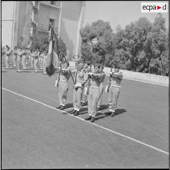 La garde au drapeau du 9e régiment de zouaves (9e RZ).