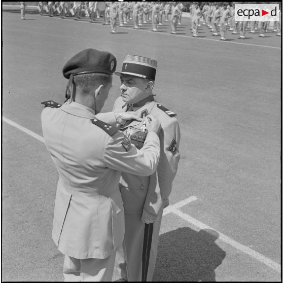 Le général Massu épingle sur la poitrine du colonel Crozafon la Croix de la Valeur Militaire avec palme.