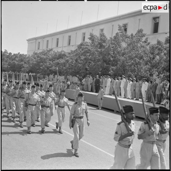 Défilé des troupes sous le regard des autorités civiles et militaires.