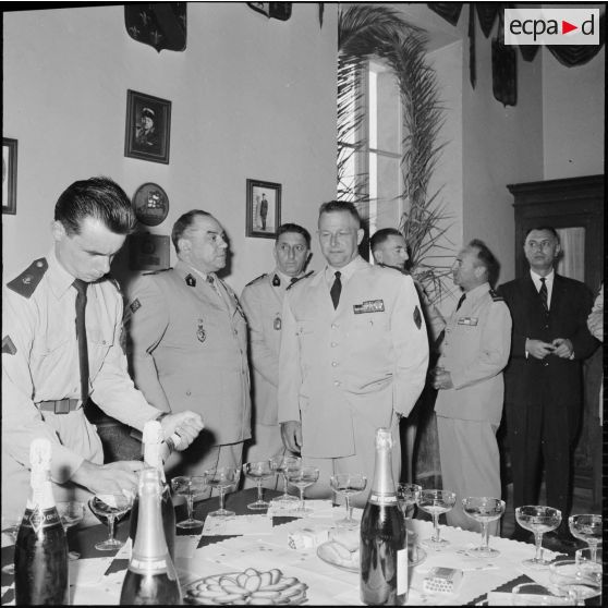 En présence du général Challe, un vin d'honneur est offert dans la salle d'honneur du 73e régiment d'infanterie de marine (73e RIMa).