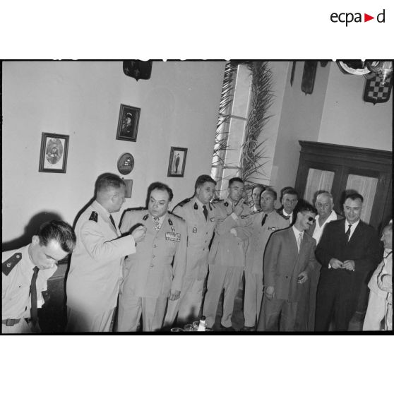 En présence du général Challe, un vin d'honneur est offert dans la salle d'honneur du 73e régiment d'infanterie de marine (73e RIMa).