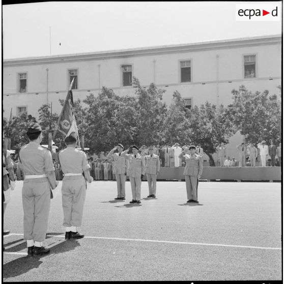 Les généraux Gilles et Massu saluent le drapeau du 9e régiment de zouaves (9e RZ).