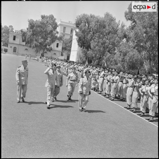 Le général Gilles passe en revue les troupes.