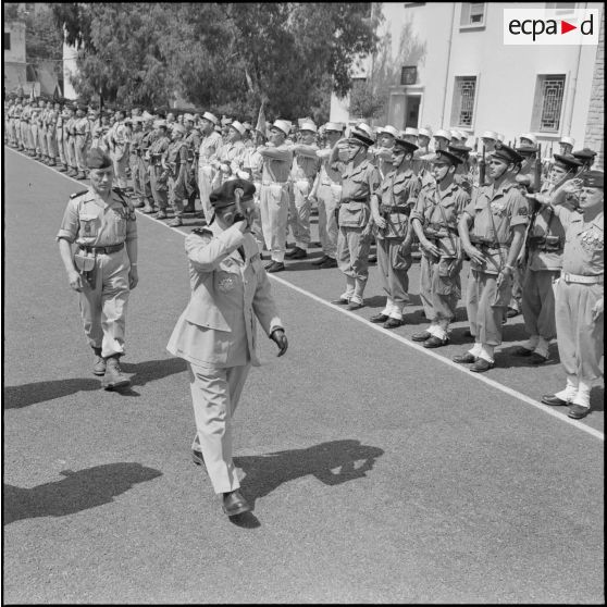 Le général Gilles passe en revue les troupes.