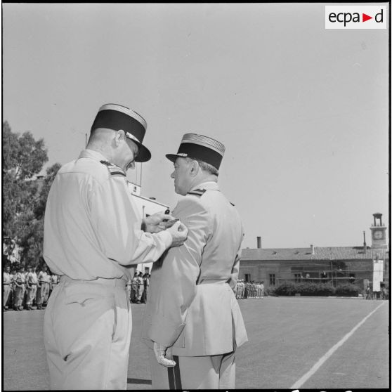 Le colonel Romain Desfosses décore le colonel Crozafon.