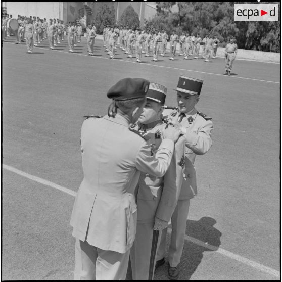 Le général Massu remet au colonel Crozafon la Croix de la Légion d'honneur.