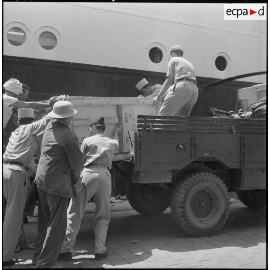 Chargement des réfrigérateurs dans les véhicules des différentes unités bénéficiaires.