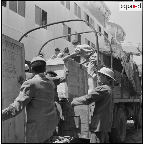 Chargement des réfrigérateurs dans les véhicules des différentes unités bénéficiaires.