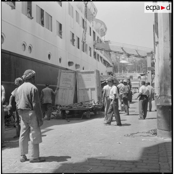 Débarquement des réfrigérateurs sur le port d'Alger.