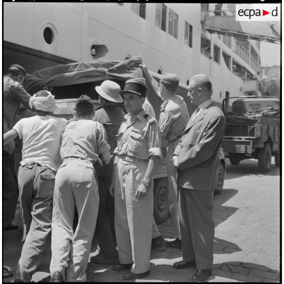 Chargement des réfrigérateurs dans les véhicules des différentes unités bénéficiaires.