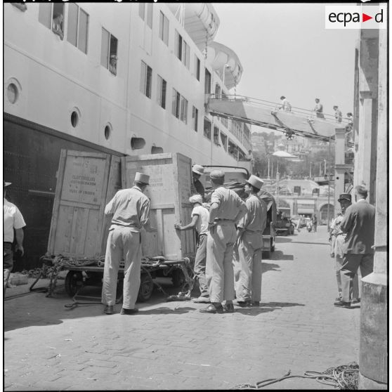 Débarquement des réfrigérateurs sur le port d'Alger.