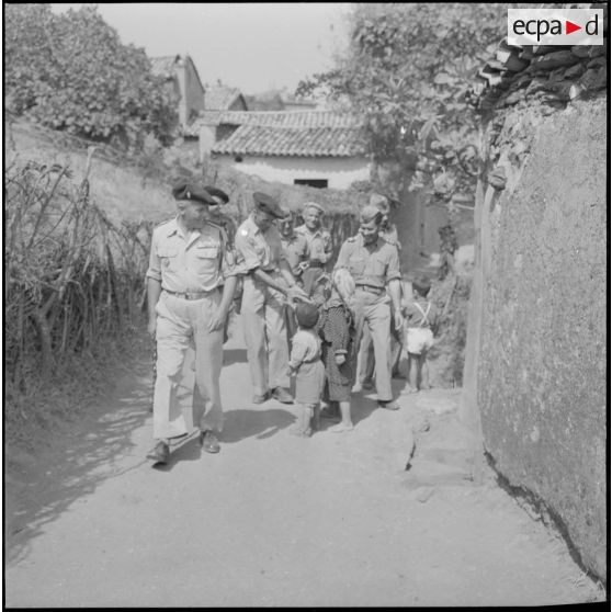 Le commandant de Sainte Foy et les officiers portugais en visite dans les rues de Tizi Hibel sont assaillis par les démonstrations d'amitié des enfants du village.
