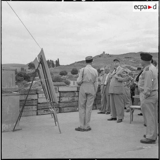 Le lieutenant colonel du Port de Pontcharra, commandant le 6e régiment de cuirassiers (6e RC) et le quartier de Lamy, expose sa situation militaire au général de Gaulle.