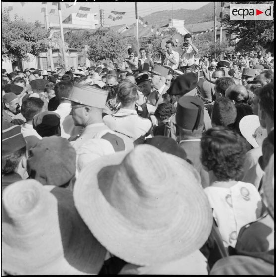 Tizi Hibel. Le général de Gaulle parmi la foule.