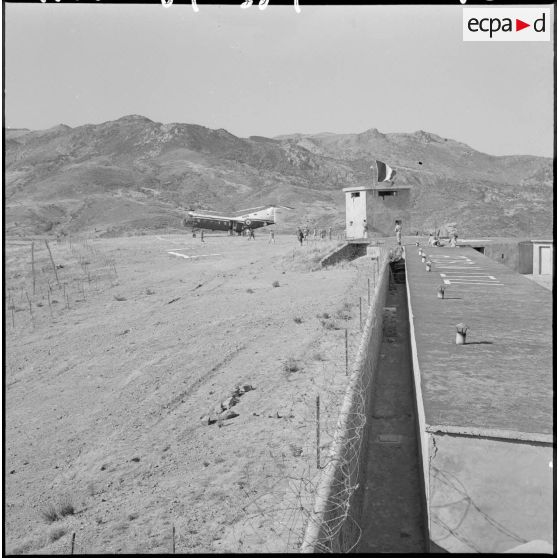 Le général de Gaulle quitte le poste de Tizi N'Slib à bord d'un Verthol H-21, connu sous le nom de "banane volante".
