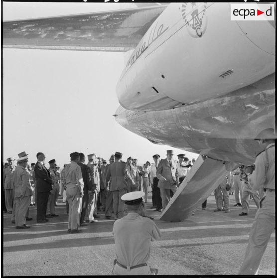 Le général de Gaulle monte à bord de la Caravelle à Teleghma, qui le ramènera en Métropole.