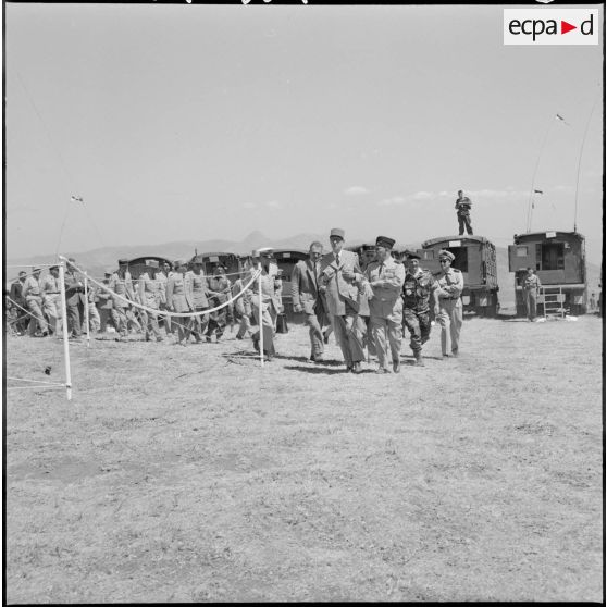 Le général de Gaulle visite le poste de commandement (PC) d'Artois.