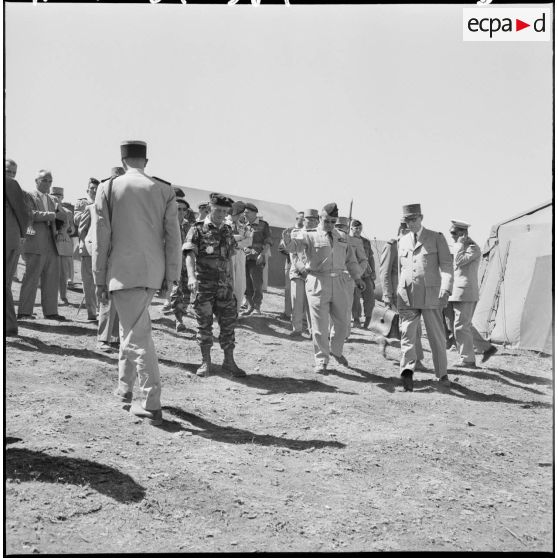 Le général de Gaulle visite le poste de commandement (PC) d'Artois.