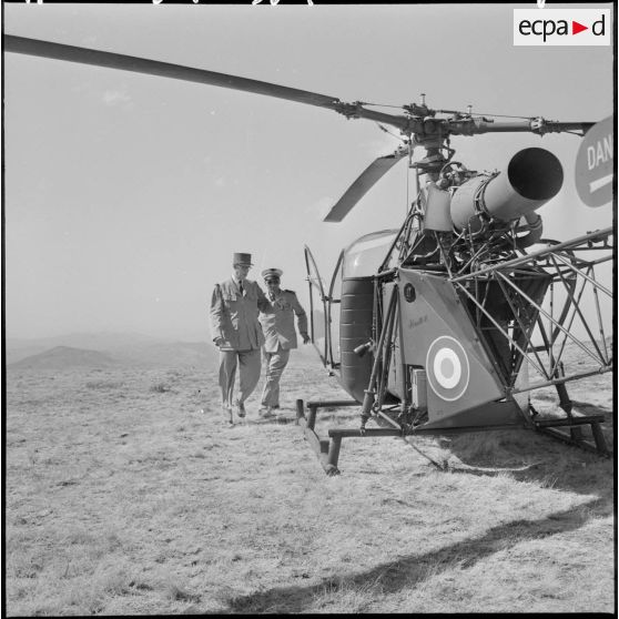 Le général de Gaulle quitte le poste de commandement (PC) Artois à bord d'une Alouette.