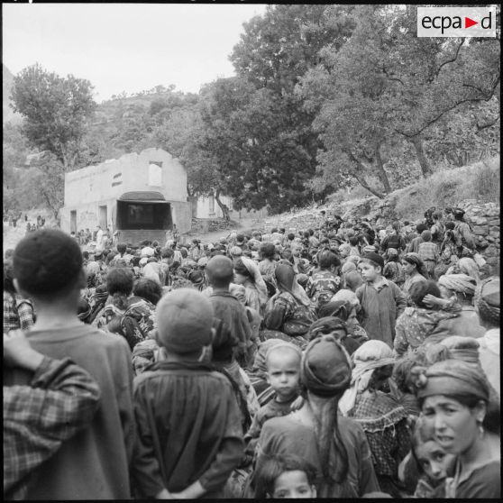 Les femmes des villages de Tacklich- Ihadaden, Tifilcout et de Ait-Ayaya sont réunies pour prendre contact avec les équipes médico-sociales itinérantes (EMSI).