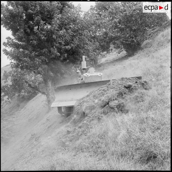 La compagnie du Génie de la 10e division parachutiste (10e DP) aménage une route dans la montagne pour accéder au village de Tacklich Ihadaden.