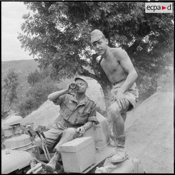 La compagnie du Génie de la 10e division parachutiste (10e DP) aménage une route dans la montagne pour accéder au village de Tacklich Ihadaden : portrait de deux militaires.