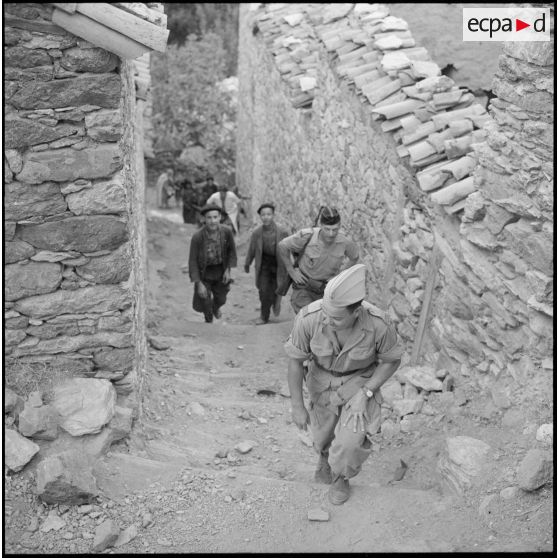 Le capitaine du 5e Bureau arrive au village de Ait-Ayaya.