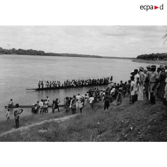 République centrafricaine, Bangui, 1943. Course de pirogues.