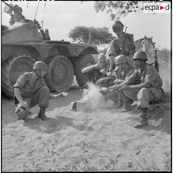 Projet d'affiche pour l'arme blindée et cavalerie (ABC) : autour d'un café en pleine campagne.